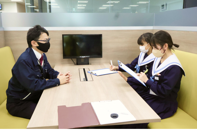 1．事務所見学と社員インタビュー